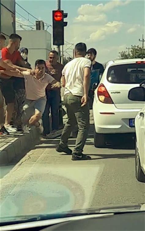 A­n­t­a­l­y­a­­d­a­ ­s­o­k­a­k­ ­o­r­t­a­s­ı­n­d­a­ ­y­o­l­ ­k­a­v­g­a­s­ı­
